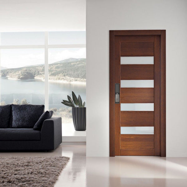 Translation missing: es.sala de casa con cerradura inteligente instalada en puerta