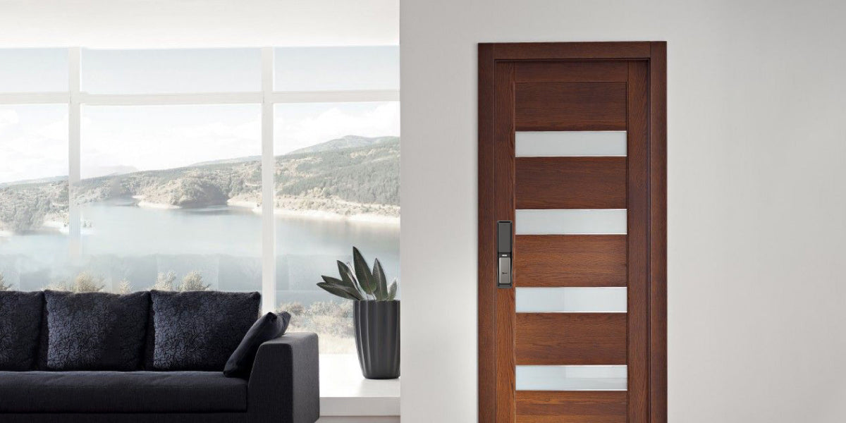 sala de casa con cerradura inteligente instalada en puerta