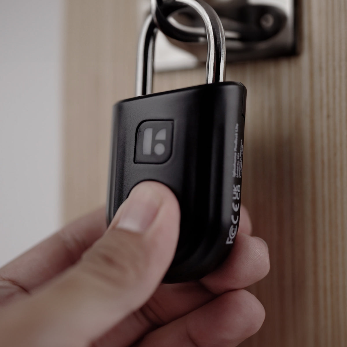 Candado para locker con huella digital y llaves bluetooth Igloohome Padlock Lite